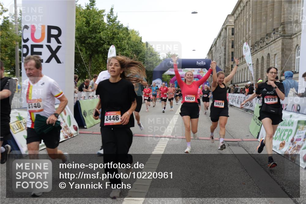 06.09.2026 - CURREX Alsterlauf Yannick Fuchs http://msf.ph/oto/10220961 06.09.2026 10:11:33 Ziel 2014, 2352, 2356, 2446, 3284, 3285, 3360, 3373, 3652, 3922, 5226, 5279, 5922, 5923, 6491, 8004, 8007, 8145, 8146 meine-sportfotos.de