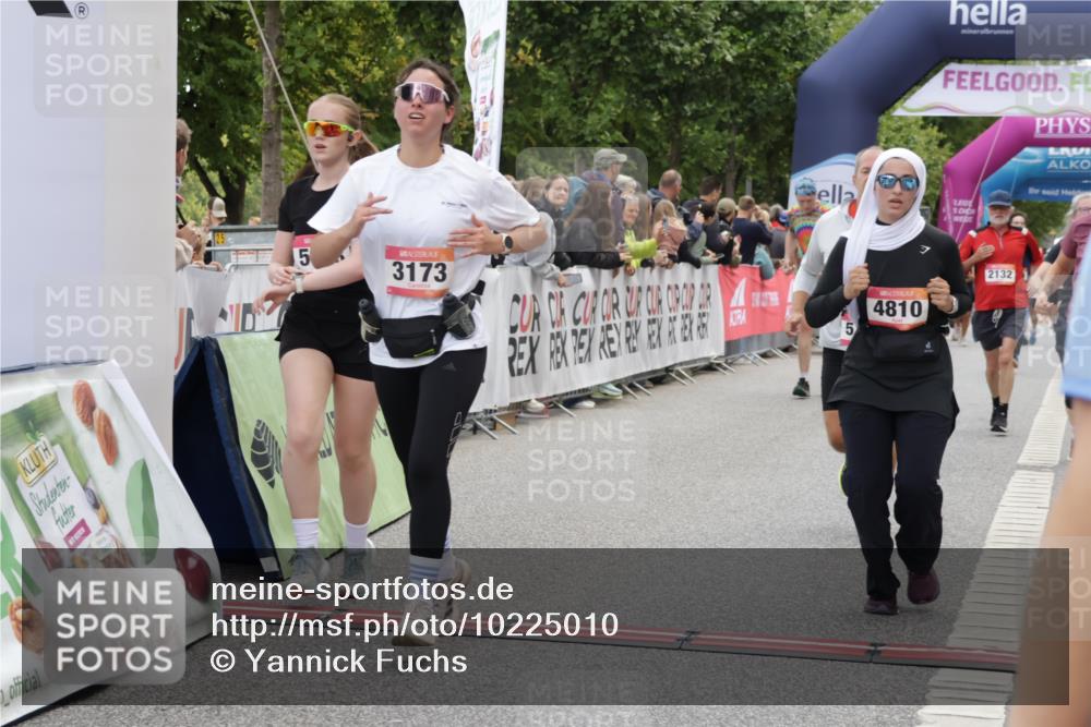 06.09.2026 - CURREX Alsterlauf Yannick Fuchs http://msf.ph/oto/10225010 06.09.2026 10:12:28 Ziel 2132, 3048, 3112, 3173, 3244, 3245, 4421, 4810, 4948, 5185, 5203, 5220, 5285, 5573, 5889, 6266 meine-sportfotos.de