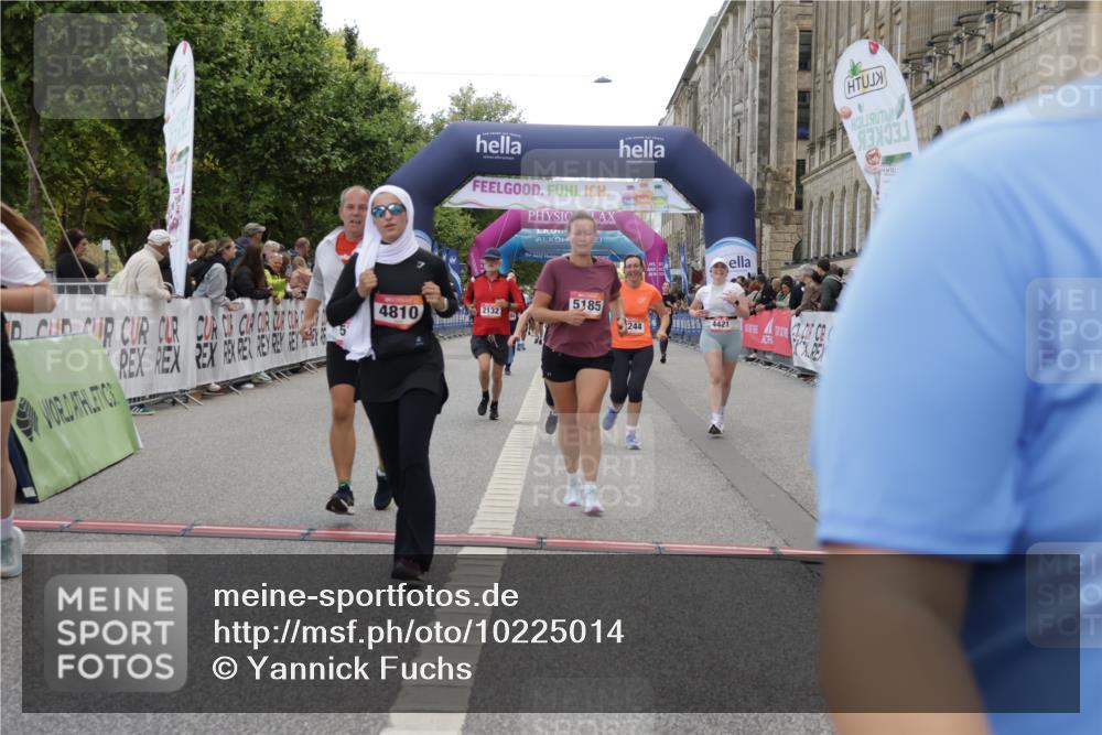 06.09.2026 - CURREX Alsterlauf Yannick Fuchs http://msf.ph/oto/10225014 06.09.2026 10:12:29 Ziel 2132, 3048, 3112, 3173, 3244, 3245, 4421, 4810, 4948, 5185, 5203, 5220, 5285, 5573, 5889, 6094, 6266 meine-sportfotos.de
