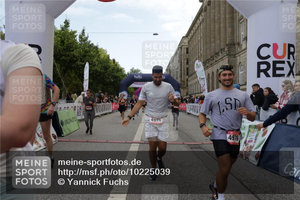 06.09.2026 - CURREX Alsterlauf Yannick Fuchs http://msf.ph/oto/10225039 06.09.2026 10:12:36 Ziel 2132, 2205, 2750, 3162, 3173, 3244, 3245, 3616, 3710, 4302, 4421, 4810, 4975, 4976, 5185, 5285, 6094, 6237, 8227 meine-sportfotos.de