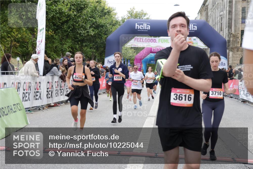 06.09.2026 - CURREX Alsterlauf Yannick Fuchs http://msf.ph/oto/10225044 06.09.2026 10:12:38 Ziel 2132, 2205, 2750, 3139, 3162, 3244, 3245, 3616, 3710, 4302, 4421, 4975, 4976, 5369, 5809, 6094, 6237, 8227 meine-sportfotos.de