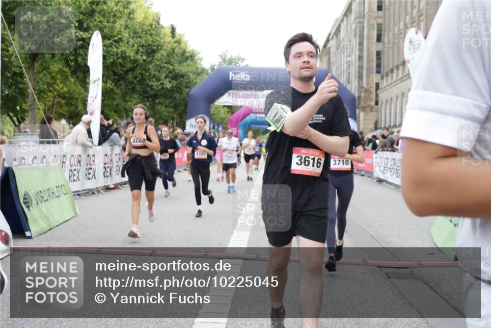06.09.2026 - CURREX Alsterlauf Yannick Fuchs http://msf.ph/oto/10225045 06.09.2026 10:12:38 Ziel 2132, 2205, 2750, 3139, 3162, 3244, 3245, 3616, 3710, 4302, 4421, 4975, 4976, 5369, 5809, 6094, 6237, 8227 meine-sportfotos.de