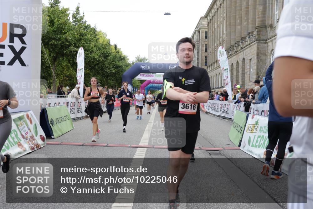 06.09.2026 - CURREX Alsterlauf Yannick Fuchs http://msf.ph/oto/10225046 06.09.2026 10:12:38 Ziel 2132, 2205, 2750, 3139, 3162, 3244, 3245, 3616, 3710, 4302, 4421, 4975, 4976, 5369, 5809, 6094, 6237, 8227 meine-sportfotos.de