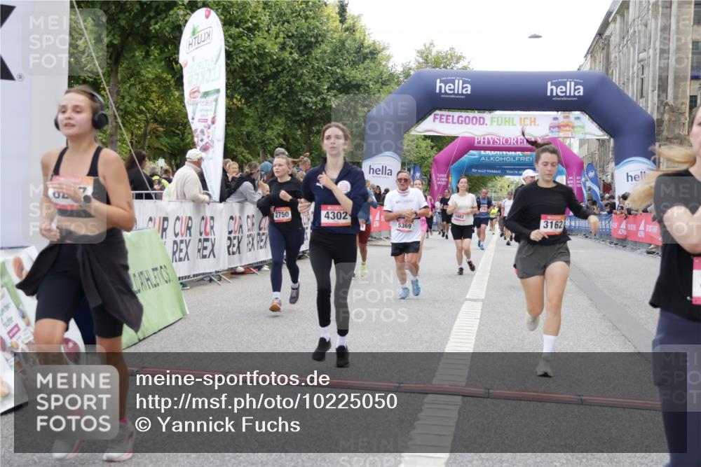 06.09.2026 - CURREX Alsterlauf Yannick Fuchs http://msf.ph/oto/10225050 06.09.2026 10:12:39 Ziel 2132, 2205, 2219, 2750, 3139, 3162, 3244, 3245, 3616, 3710, 4302, 4421, 4482, 4975, 4976, 5369, 5809, 6094, 6237, 8227 meine-sportfotos.de