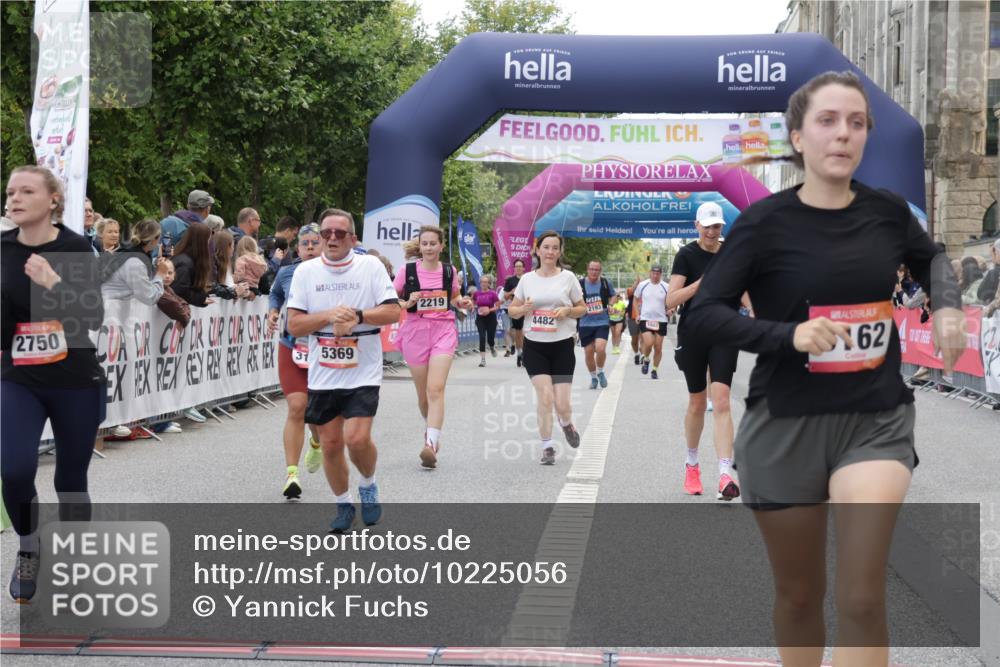 06.09.2026 - CURREX Alsterlauf Yannick Fuchs http://msf.ph/oto/10225056 06.09.2026 10:12:40 Ziel 2132, 2205, 2219, 2750, 3139, 3162, 3616, 3710, 4302, 4482, 4975, 4976, 5369, 5809, 6094, 6237, 8227 meine-sportfotos.de