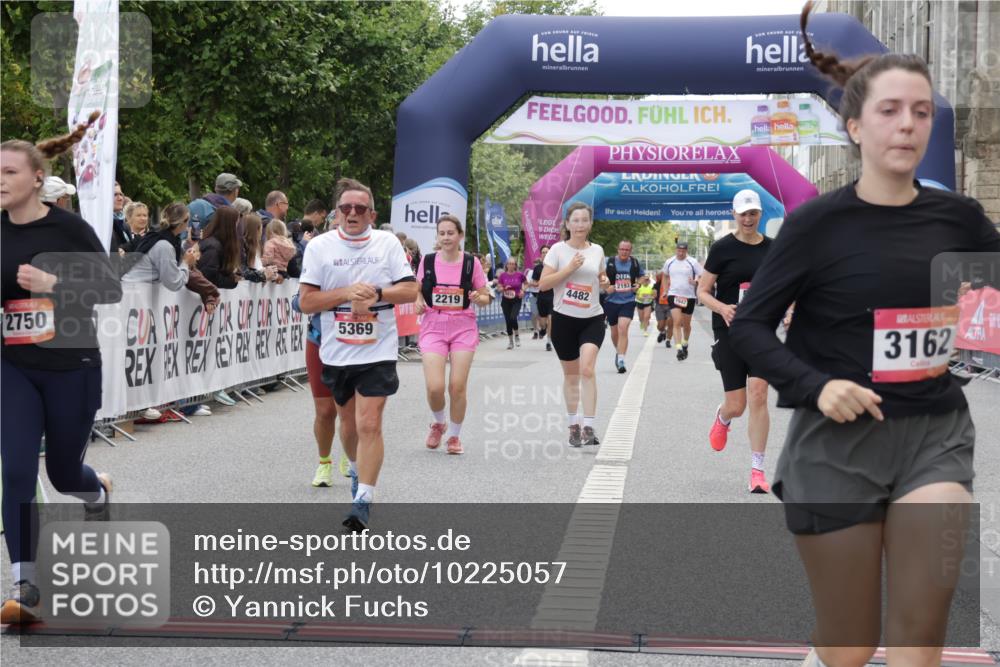 06.09.2026 - CURREX Alsterlauf Yannick Fuchs http://msf.ph/oto/10225057 06.09.2026 10:12:41 Ziel 2205, 2219, 2750, 3139, 3162, 3616, 3710, 4302, 4482, 4975, 4976, 5369, 5809, 6094, 6237, 8227 meine-sportfotos.de