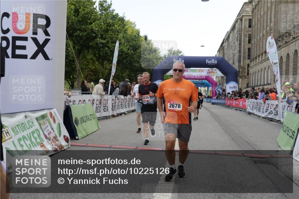 06.09.2026 - CURREX Alsterlauf Yannick Fuchs http://msf.ph/oto/10225126 06.09.2026 10:12:55 Ziel 2193, 2493, 2678, 2725, 2942, 5009, 5010, 5335, 6235, 8091, 8186 meine-sportfotos.de
