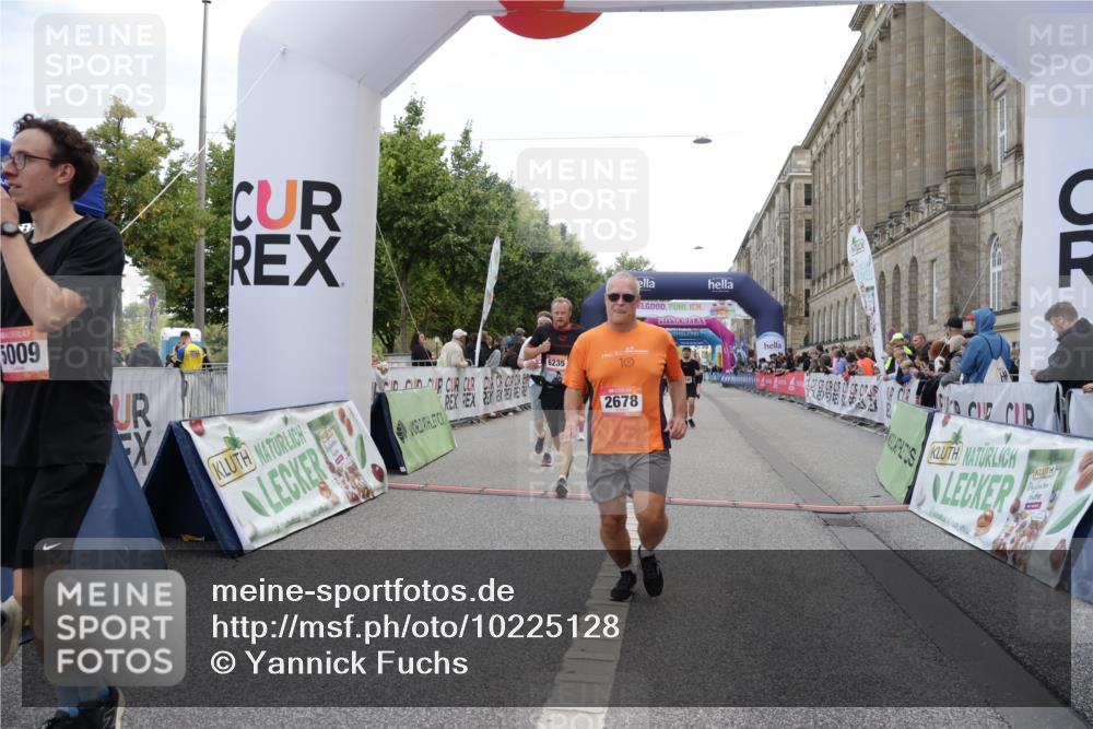 06.09.2026 - CURREX Alsterlauf Yannick Fuchs http://msf.ph/oto/10225128 06.09.2026 10:12:55 Ziel 2193, 2493, 2678, 2725, 2942, 5009, 5010, 5335, 6235, 8091, 8186 meine-sportfotos.de
