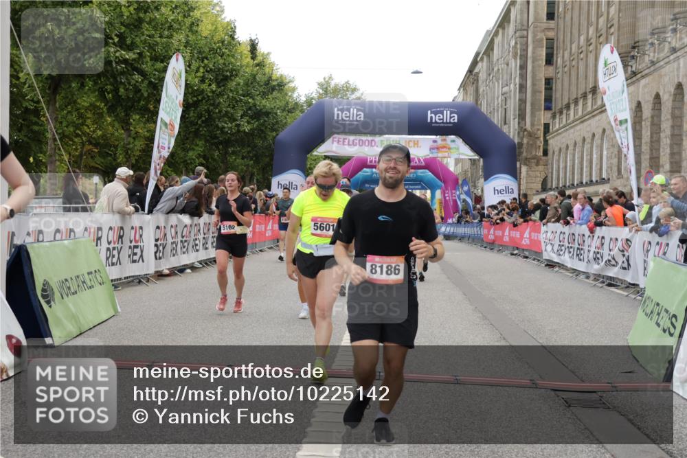 06.09.2026 - CURREX Alsterlauf Yannick Fuchs http://msf.ph/oto/10225142 06.09.2026 10:13:00 Ziel 2285, 2493, 2588, 2595, 2678, 2725, 3901, 5009, 5010, 5162, 5335, 5601, 6235, 8186 meine-sportfotos.de