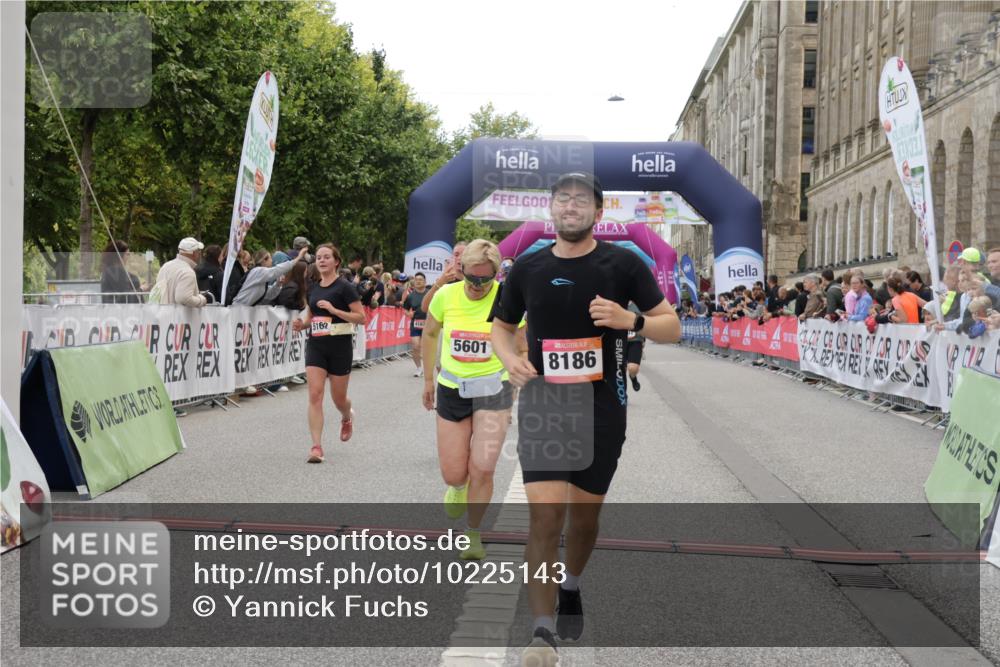 06.09.2026 - CURREX Alsterlauf Yannick Fuchs http://msf.ph/oto/10225143 06.09.2026 10:13:00 Ziel 2285, 2493, 2588, 2595, 2678, 2725, 3901, 5009, 5010, 5162, 5335, 5601, 6235, 8186 meine-sportfotos.de