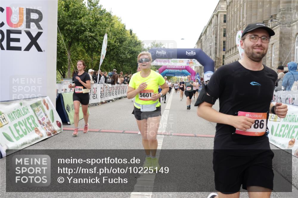 06.09.2026 - CURREX Alsterlauf Yannick Fuchs http://msf.ph/oto/10225149 06.09.2026 10:13:02 Ziel 2073, 2285, 2493, 2588, 2595, 2725, 3891, 3901, 4035, 4103, 5162, 5335, 5601, 6235, 8186 meine-sportfotos.de