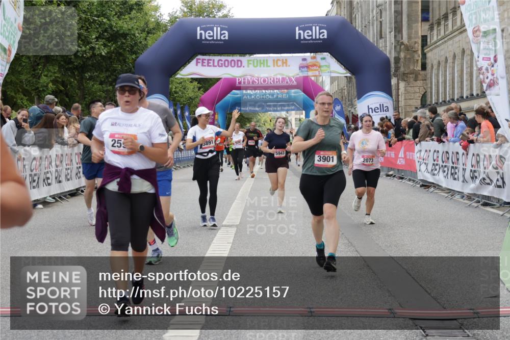06.09.2026 - CURREX Alsterlauf Yannick Fuchs http://msf.ph/oto/10225157 06.09.2026 10:13:03 Ziel 2073, 2285, 2493, 2588, 2595, 2725, 2824, 3891, 3901, 4035, 4103, 5162, 5335, 5601, 5943, 6235, 8186 meine-sportfotos.de