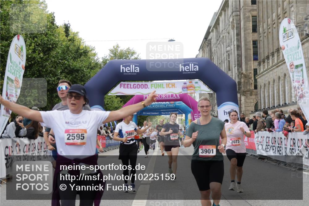 06.09.2026 - CURREX Alsterlauf Yannick Fuchs http://msf.ph/oto/10225159 06.09.2026 10:13:04 Ziel 2073, 2285, 2493, 2588, 2595, 2725, 2824, 3891, 3901, 4035, 4103, 5162, 5335, 5601, 5943, 8186 meine-sportfotos.de