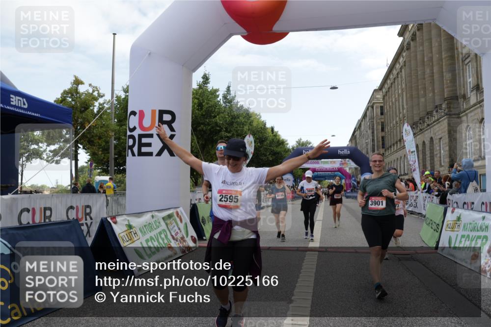 06.09.2026 - CURREX Alsterlauf Yannick Fuchs http://msf.ph/oto/10225166 06.09.2026 10:13:06 Ziel 2073, 2285, 2588, 2595, 2725, 2824, 3891, 3901, 4035, 4103, 5162, 5601, 5943, 8186 meine-sportfotos.de