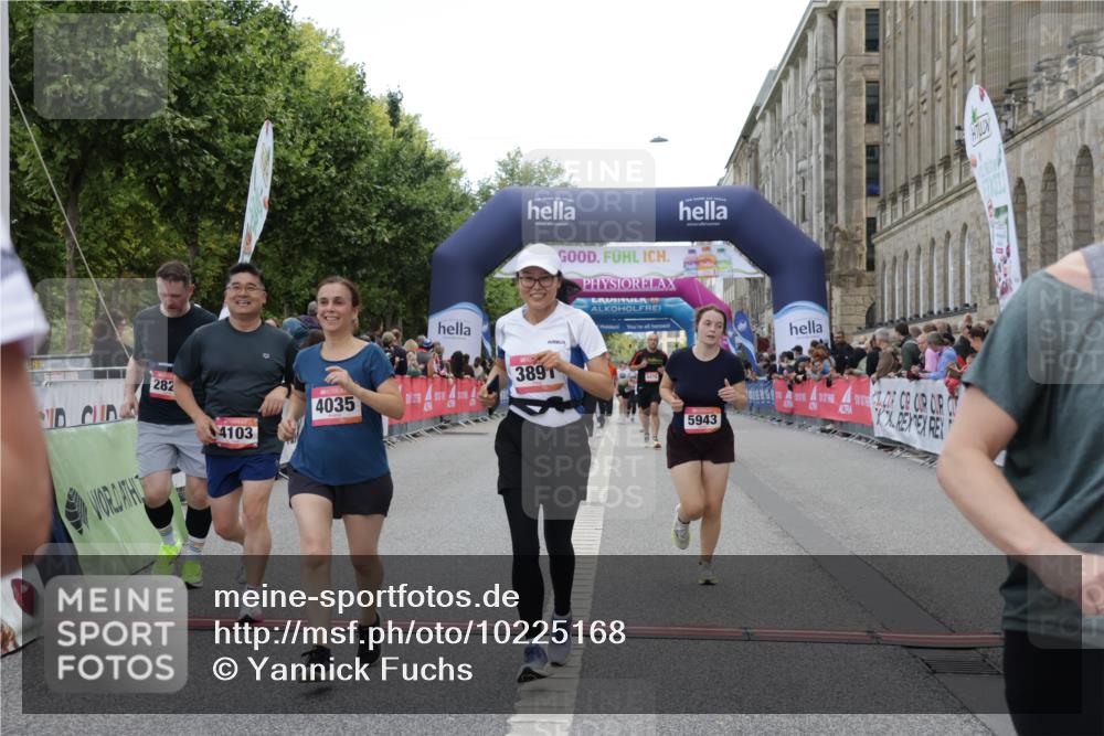 06.09.2026 - CURREX Alsterlauf Yannick Fuchs http://msf.ph/oto/10225168 06.09.2026 10:13:07 Ziel 2073, 2285, 2588, 2595, 2824, 3891, 3901, 4035, 4103, 5162, 5601, 5943, 8186 meine-sportfotos.de