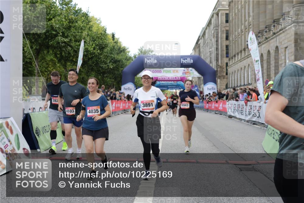 06.09.2026 - CURREX Alsterlauf Yannick Fuchs http://msf.ph/oto/10225169 06.09.2026 10:13:07 Ziel 2073, 2285, 2588, 2595, 2824, 3891, 3901, 4035, 4103, 5162, 5601, 5943, 8186 meine-sportfotos.de