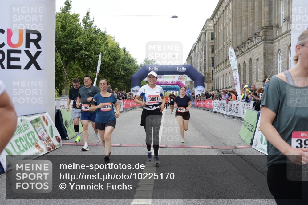06.09.2026 - CURREX Alsterlauf Yannick Fuchs http://msf.ph/oto/10225170 06.09.2026 10:13:07 Ziel 2073, 2285, 2588, 2595, 2824, 3891, 3901, 4035, 4103, 5162, 5601, 5943, 8186 meine-sportfotos.de