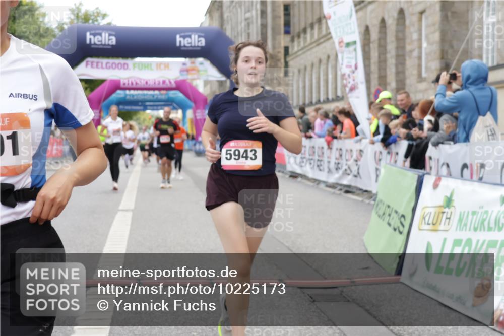 06.09.2026 - CURREX Alsterlauf Yannick Fuchs http://msf.ph/oto/10225173 06.09.2026 10:13:08 Ziel 2073, 2285, 2588, 2595, 2824, 3891, 3901, 4035, 4103, 5162, 5601, 5943, 6478, 8130 meine-sportfotos.de