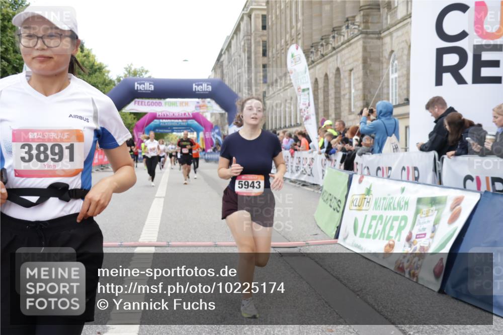 06.09.2026 - CURREX Alsterlauf Yannick Fuchs http://msf.ph/oto/10225174 06.09.2026 10:13:08 Ziel 2073, 2285, 2588, 2595, 2824, 3891, 3901, 4035, 4103, 5162, 5601, 5943, 6478, 8130 meine-sportfotos.de