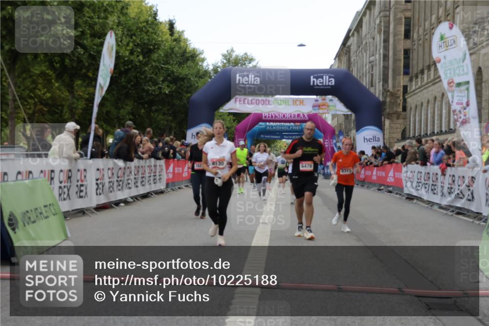 06.09.2026 - CURREX Alsterlauf Yannick Fuchs http://msf.ph/oto/10225188 06.09.2026 10:13:11 Ziel 2073, 2285, 2595, 2822, 2824, 3891, 3901, 4035, 4103, 5943, 6478, 8130, 8313 meine-sportfotos.de