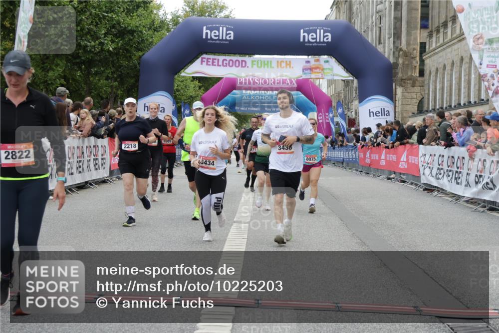 06.09.2026 - CURREX Alsterlauf Yannick Fuchs http://msf.ph/oto/10225203 06.09.2026 10:13:15 Ziel 2178, 2218, 2685, 2822, 2824, 2971, 3434, 3438, 5943, 6297, 6298, 6478, 8059, 8075, 8130, 8313 meine-sportfotos.de