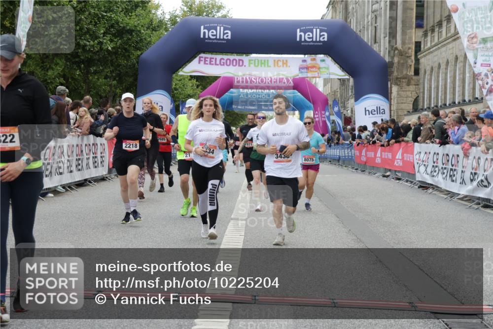06.09.2026 - CURREX Alsterlauf Yannick Fuchs http://msf.ph/oto/10225204 06.09.2026 10:13:15 Ziel 2178, 2218, 2685, 2822, 2824, 2971, 3434, 3438, 5943, 6297, 6298, 6478, 8059, 8075, 8130, 8313 meine-sportfotos.de
