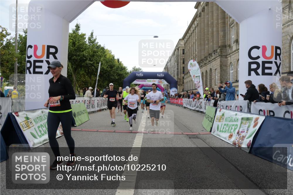 06.09.2026 - CURREX Alsterlauf Yannick Fuchs http://msf.ph/oto/10225210 06.09.2026 10:13:16 Ziel 2178, 2218, 2685, 2822, 2967, 2971, 3434, 3438, 5371, 5372, 6297, 6298, 6478, 8059, 8075, 8130, 8313 meine-sportfotos.de