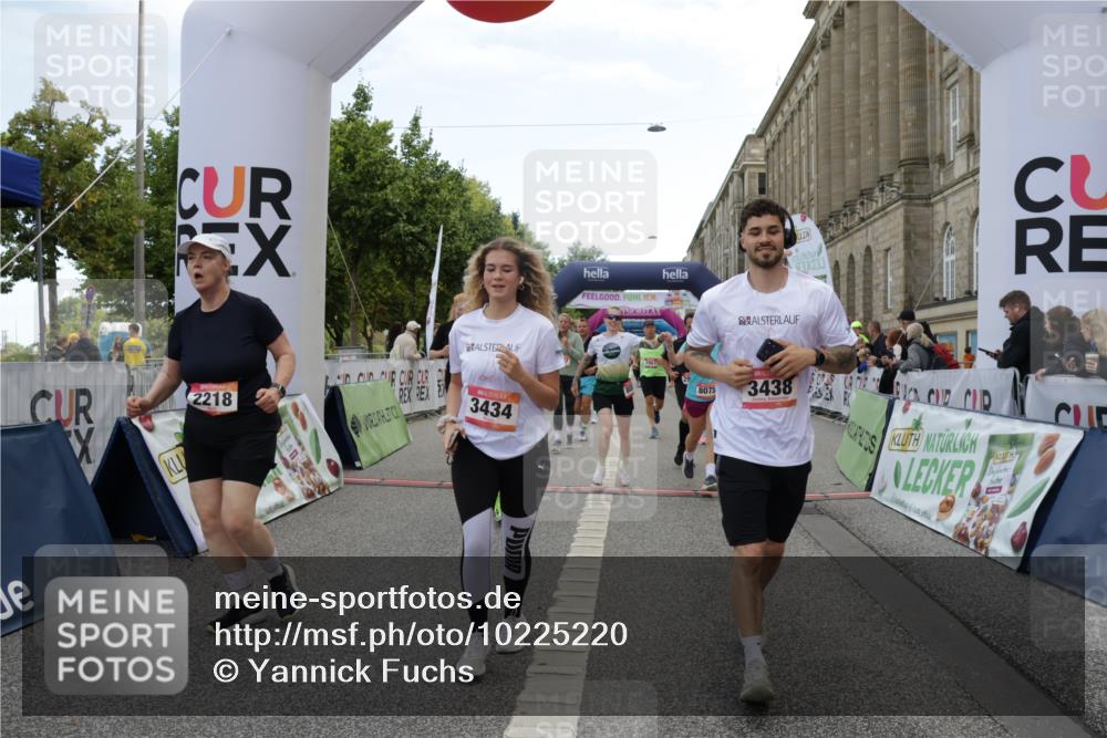06.09.2026 - CURREX Alsterlauf Yannick Fuchs http://msf.ph/oto/10225220 06.09.2026 10:13:18 Ziel 2178, 2215, 2218, 2685, 2822, 2967, 2971, 3434, 3438, 5371, 5372, 6297, 6298, 6402, 6478, 8059, 8075, 8130, 8313 meine-sportfotos.de