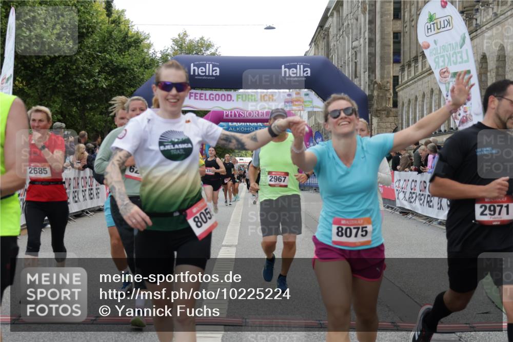 06.09.2026 - CURREX Alsterlauf Yannick Fuchs http://msf.ph/oto/10225224 06.09.2026 10:13:20 Ziel 2178, 2215, 2218, 2685, 2822, 2929, 2967, 2971, 3342, 3434, 3438, 3516, 5371, 5372, 6297, 6298, 6402, 6478, 8059, 8075, 8130, 8313 meine-sportfotos.de