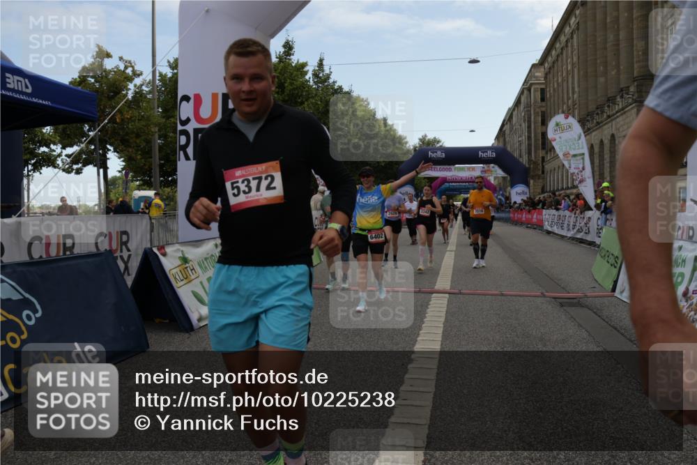 06.09.2026 - CURREX Alsterlauf Yannick Fuchs http://msf.ph/oto/10225238 06.09.2026 10:13:23 Ziel 2178, 2215, 2218, 2685, 2929, 2967, 2971, 3114, 3342, 3434, 3438, 3516, 3859, 4150, 5371, 5372, 6297, 6298, 6402, 8026, 8059, 8075 meine-sportfotos.de