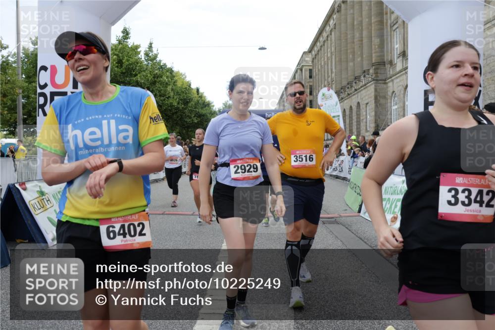 06.09.2026 - CURREX Alsterlauf Yannick Fuchs http://msf.ph/oto/10225249 06.09.2026 10:13:26 Ziel 2215, 2601, 2685, 2929, 2967, 2971, 3061, 3114, 3342, 3516, 3859, 4150, 5371, 5372, 5688, 6297, 6298, 6402, 8026, 8059, 8075 meine-sportfotos.de