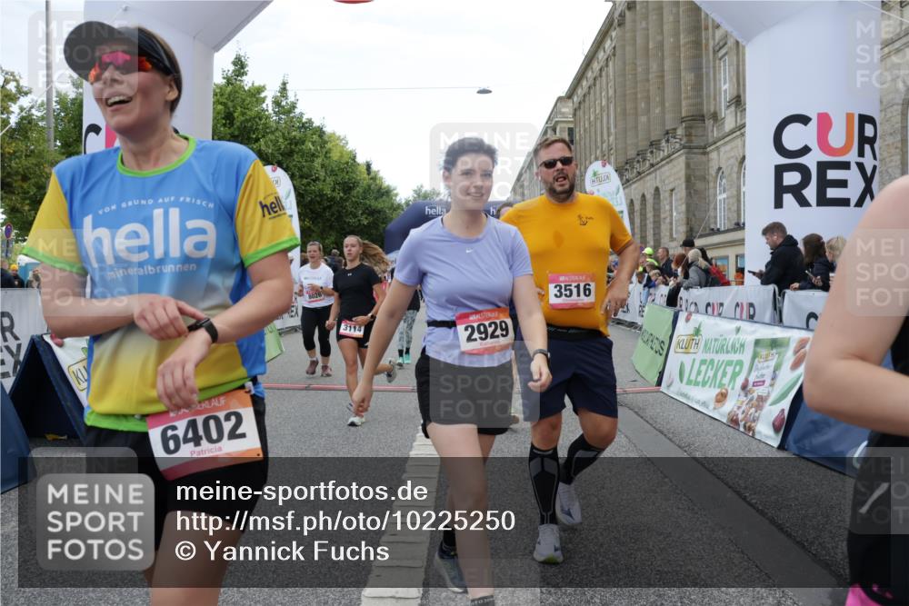 06.09.2026 - CURREX Alsterlauf Yannick Fuchs http://msf.ph/oto/10225250 06.09.2026 10:13:26 Ziel 2215, 2601, 2685, 2929, 2967, 2971, 3061, 3114, 3342, 3516, 3859, 4150, 5371, 5372, 5688, 6297, 6298, 6402, 8026, 8059, 8075 meine-sportfotos.de