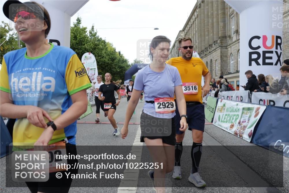 06.09.2026 - CURREX Alsterlauf Yannick Fuchs http://msf.ph/oto/10225251 06.09.2026 10:13:26 Ziel 2215, 2601, 2685, 2929, 2967, 2971, 3061, 3114, 3342, 3516, 3859, 4150, 5371, 5372, 5688, 6297, 6298, 6402, 8026, 8059, 8075 meine-sportfotos.de