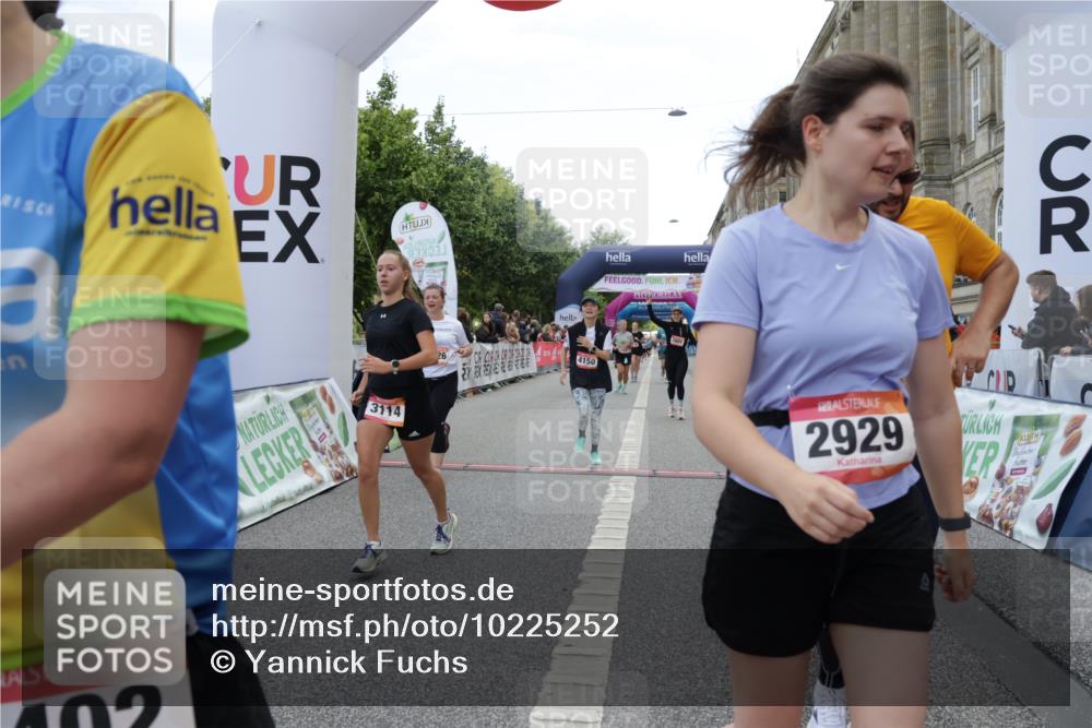 06.09.2026 - CURREX Alsterlauf Yannick Fuchs http://msf.ph/oto/10225252 06.09.2026 10:13:27 Ziel 2215, 2601, 2685, 2929, 2967, 2971, 3061, 3114, 3342, 3516, 3859, 4150, 5371, 5372, 5688, 6297, 6402, 8026 meine-sportfotos.de