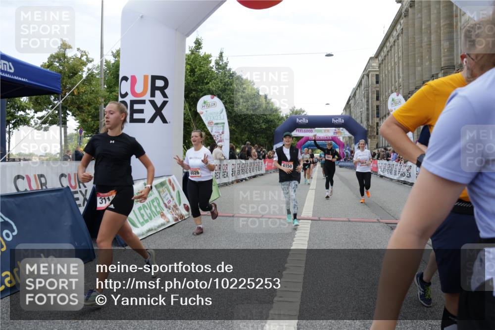 06.09.2026 - CURREX Alsterlauf Yannick Fuchs http://msf.ph/oto/10225253 06.09.2026 10:13:27 Ziel 2215, 2601, 2685, 2929, 2967, 2971, 3061, 3114, 3342, 3516, 3859, 4150, 5371, 5372, 5688, 6297, 6402, 8026 meine-sportfotos.de