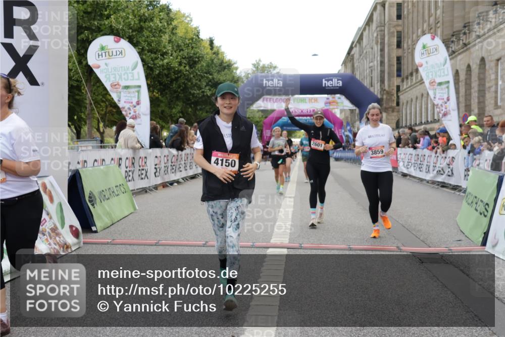 06.09.2026 - CURREX Alsterlauf Yannick Fuchs http://msf.ph/oto/10225255 06.09.2026 10:13:28 Ziel 2215, 2601, 2929, 2967, 3061, 3114, 3342, 3516, 3859, 4150, 5371, 5372, 5688, 6402, 8026 meine-sportfotos.de
