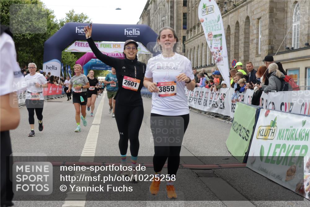 06.09.2026 - CURREX Alsterlauf Yannick Fuchs http://msf.ph/oto/10225258 06.09.2026 10:13:29 Ziel 2215, 2601, 2929, 3061, 3114, 3186, 3187, 3342, 3516, 3859, 4150, 5688, 6402, 8026 meine-sportfotos.de