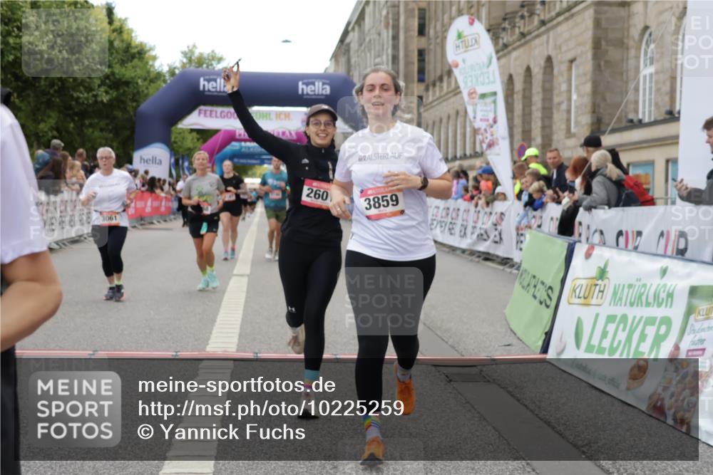 06.09.2026 - CURREX Alsterlauf Yannick Fuchs http://msf.ph/oto/10225259 06.09.2026 10:13:29 Ziel 2215, 2601, 2929, 3061, 3114, 3186, 3187, 3342, 3516, 3859, 4150, 5688, 6402, 8026 meine-sportfotos.de