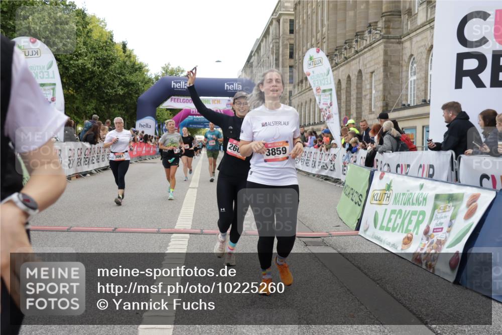 06.09.2026 - CURREX Alsterlauf Yannick Fuchs http://msf.ph/oto/10225260 06.09.2026 10:13:29 Ziel 2215, 2601, 2929, 3061, 3114, 3186, 3187, 3342, 3516, 3859, 4150, 5688, 6402, 8026 meine-sportfotos.de