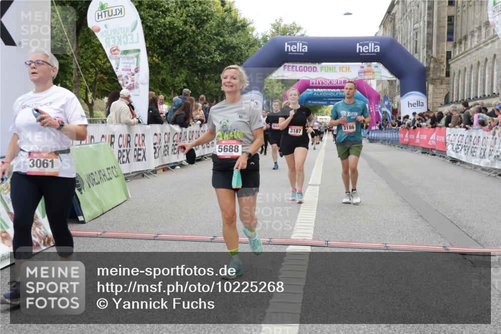 06.09.2026 - CURREX Alsterlauf Yannick Fuchs http://msf.ph/oto/10225268 06.09.2026 10:13:32 Ziel 2601, 3061, 3114, 3168, 3186, 3187, 3643, 3859, 4150, 5688, 8026 meine-sportfotos.de