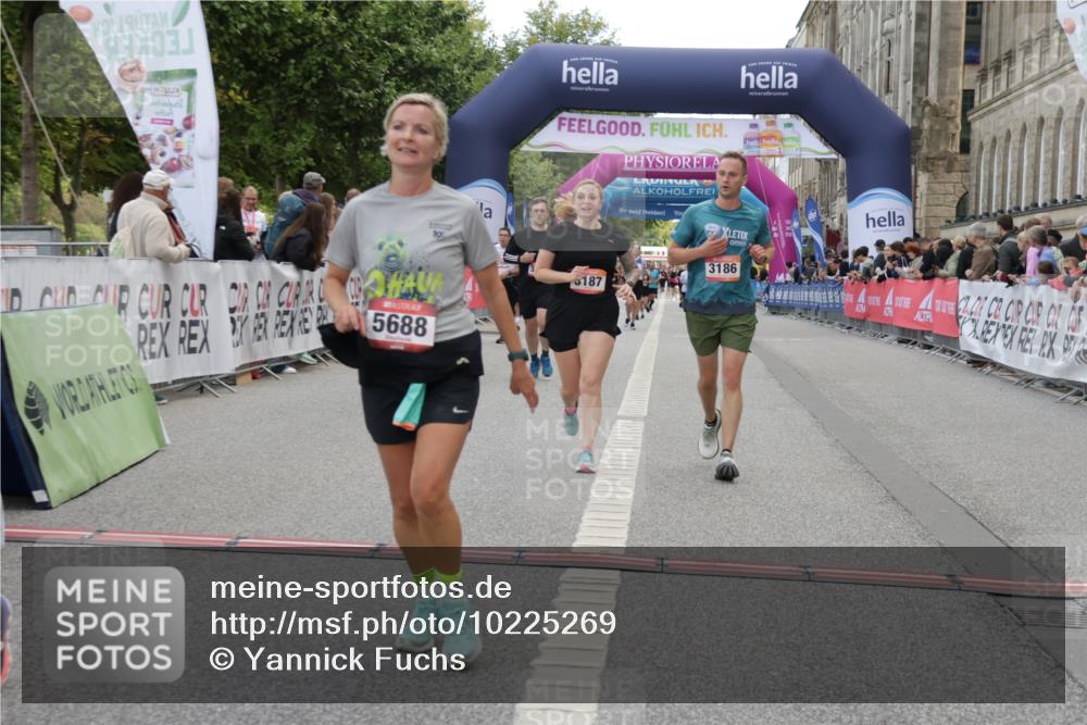 06.09.2026 - CURREX Alsterlauf Yannick Fuchs http://msf.ph/oto/10225269 06.09.2026 10:13:32 Ziel 2601, 3061, 3114, 3168, 3186, 3187, 3643, 3859, 4150, 5688, 8026 meine-sportfotos.de