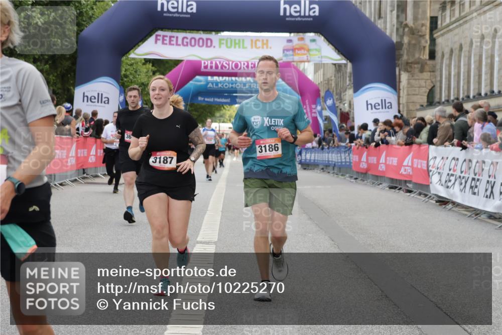 06.09.2026 - CURREX Alsterlauf Yannick Fuchs http://msf.ph/oto/10225270 06.09.2026 10:13:32 Ziel 2601, 3061, 3114, 3168, 3186, 3187, 3643, 3859, 4150, 5688, 8026 meine-sportfotos.de