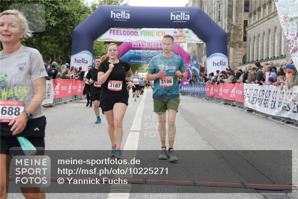 06.09.2026 - CURREX Alsterlauf Yannick Fuchs http://msf.ph/oto/10225271 06.09.2026 10:13:32 Ziel 2601, 3061, 3114, 3168, 3186, 3187, 3643, 3859, 4150, 5688, 8026 meine-sportfotos.de