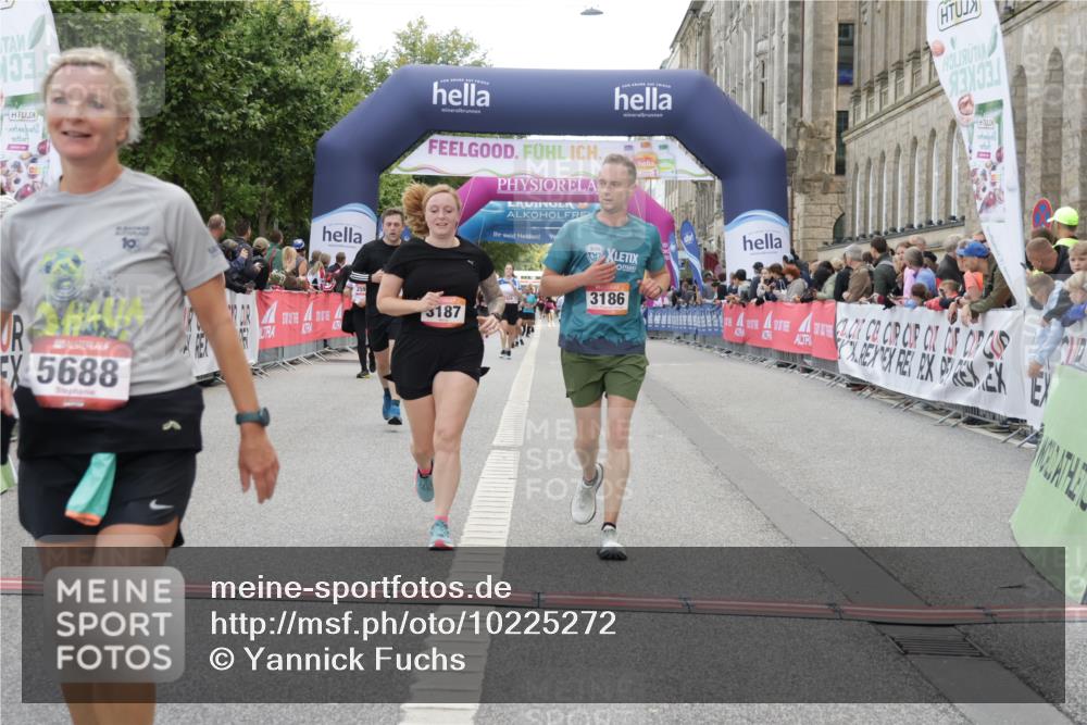 06.09.2026 - CURREX Alsterlauf Yannick Fuchs http://msf.ph/oto/10225272 06.09.2026 10:13:33 Ziel 2601, 3061, 3114, 3168, 3186, 3187, 3643, 3859, 4150, 5688, 8026 meine-sportfotos.de