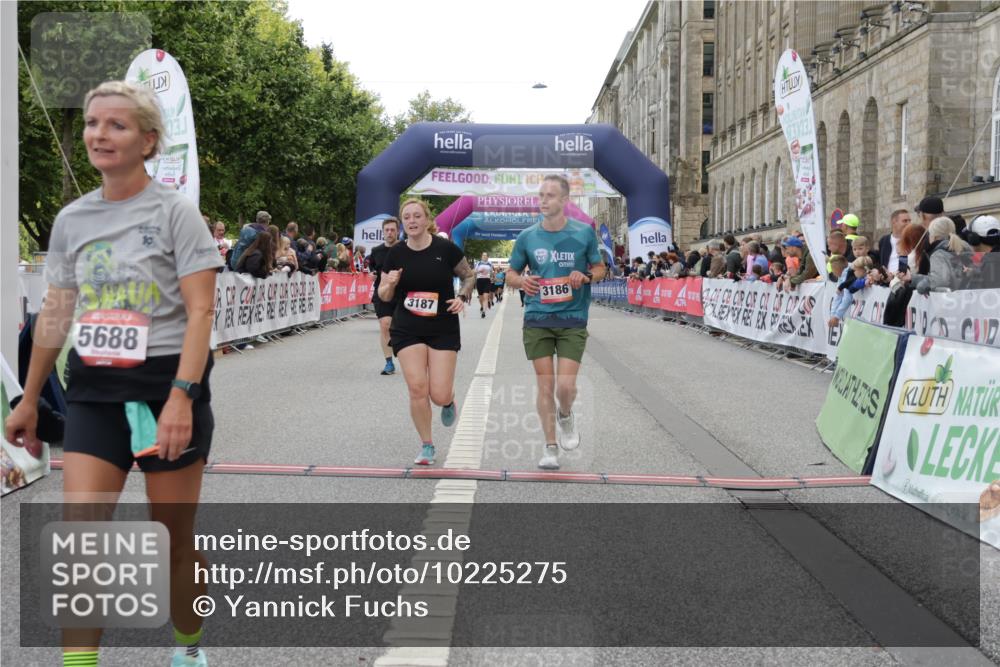 06.09.2026 - CURREX Alsterlauf Yannick Fuchs http://msf.ph/oto/10225275 06.09.2026 10:13:33 Ziel 2601, 3061, 3114, 3168, 3186, 3187, 3643, 3859, 4150, 5688, 8026 meine-sportfotos.de