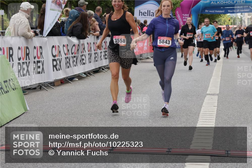 06.09.2026 - CURREX Alsterlauf Yannick Fuchs http://msf.ph/oto/10225323 06.09.2026 10:13:48 Ziel 2596, 2941, 3017, 3467, 3558, 4184, 4416, 5843, 5938, 6429, 8040 meine-sportfotos.de