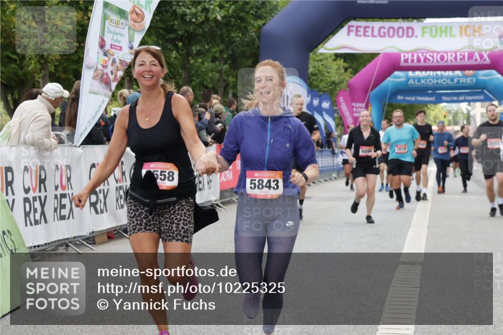 06.09.2026 - CURREX Alsterlauf Yannick Fuchs http://msf.ph/oto/10225325 06.09.2026 10:13:49 Ziel 2941, 3017, 3558, 3796, 4184, 4416, 5843, 5938, 6095, 6096, 6429, 8040 meine-sportfotos.de