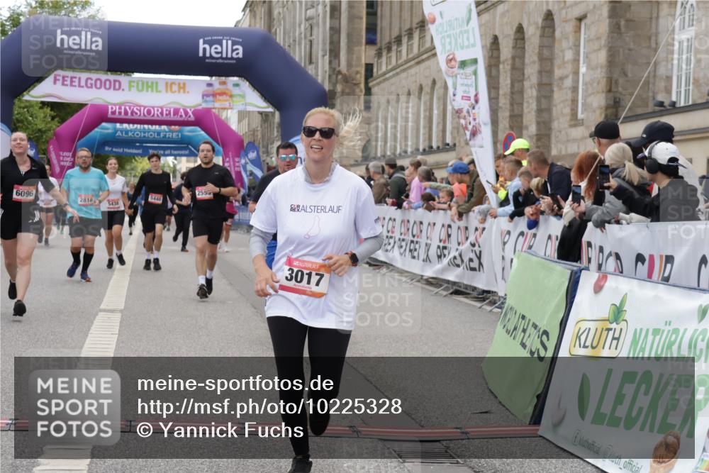 06.09.2026 - CURREX Alsterlauf Yannick Fuchs http://msf.ph/oto/10225328 06.09.2026 10:13:52 Ziel 2555, 2560, 2818, 3017, 3558, 3796, 4184, 4416, 5438, 5440, 5843, 6095, 6096, 8040 meine-sportfotos.de