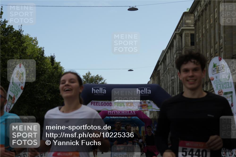 06.09.2026 - CURREX Alsterlauf Yannick Fuchs http://msf.ph/oto/10225336 06.09.2026 10:13:58 Ziel 2555, 2560, 2818, 3017, 3510, 3796, 4398, 4595, 4596, 5438, 5440, 5715, 6095, 6096, 6289 meine-sportfotos.de