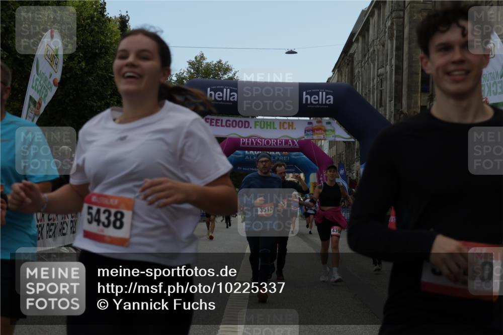 06.09.2026 - CURREX Alsterlauf Yannick Fuchs http://msf.ph/oto/10225337 06.09.2026 10:13:58 Ziel 2555, 2560, 2818, 3017, 3510, 3796, 4398, 4595, 4596, 5438, 5440, 5715, 6095, 6096, 6289 meine-sportfotos.de